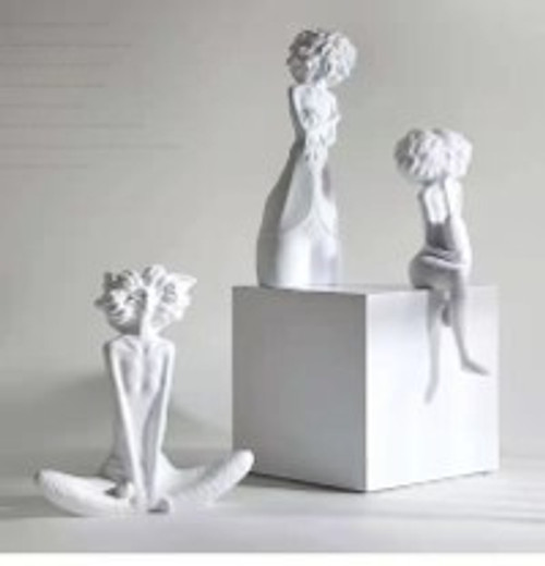 Set of 3 Sitting Ladies with stand